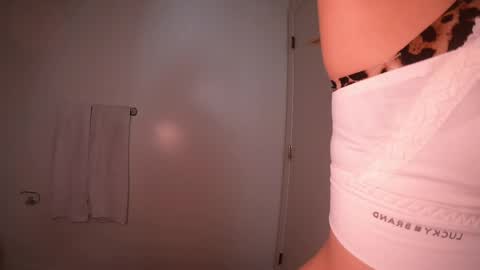 prettylittlenympho online show from March 7, 6:15 pm