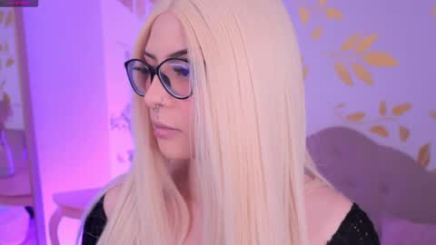 Snapshot of misselektra__ chatting on September 17, 4:32 am ELEKTRA online show from September 17, 4:32 am