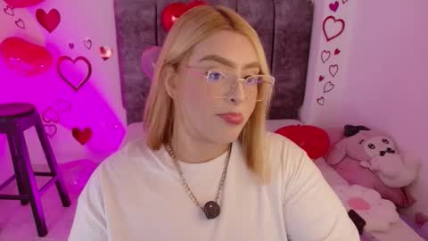 missevans_ online show from February 8, 10:23 pm