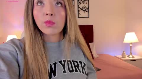 Snapshot of missisabella1 chatting on October 2, 12:54 pm Bella Castillo online show from October 2, 12:54 pm