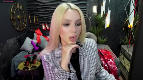 Snapshot of mistress_darsy chatting on February 7, 1:43 pm Darsy online show from February 7, 1:43 pm