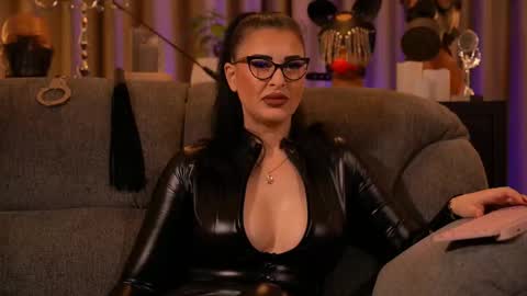Snapshot of mistresskellykent chatting on October 19, 11:07 pm Mistress Kelly online show from October 19, 11:07 pm