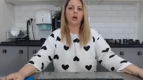 Snapshot of mojjo_erika chatting on February 4, 10:10 am erika online show from February 4, 10:10 am
