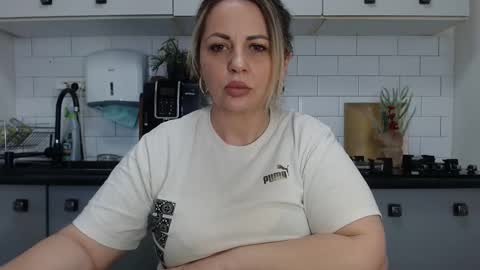 Snapshot of mojjo_erika chatting on January 5, 1:04 pm erika online show from January 5, 1:04 pm