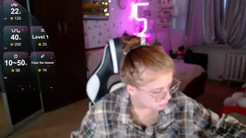 Molly Prvt is open online show from April 29, 11:46 am