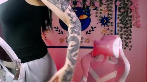 molly_kisss online show from May 3, 5:44 am