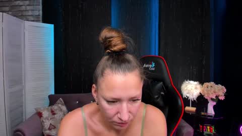 hi im Molly heregreat boobs big heart  warm pussy  online show from November 19, 12:43 am