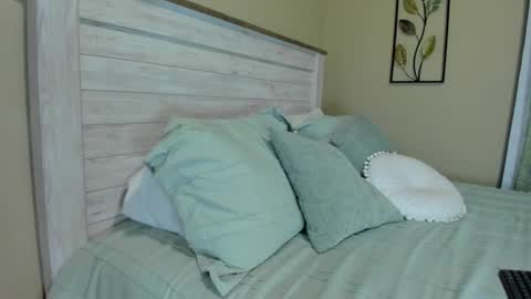 Snapshot of mommyfuckmilf_ chatting on February 15, 12:11 pm Anny online show from February 15, 12:11 pm