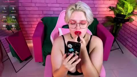 Snapshot of monikasweetie chatting on October 15, 11:35 am Monica online show from October 15, 11:35 am