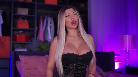 Snapshot of monique_celeste chatting on October 4, 8:53 am Moni online show from October 4, 8:53 am