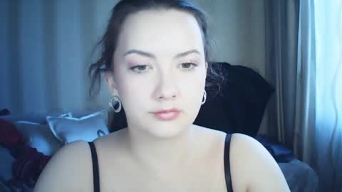 moodiemira online show from April 3, 3:43 pm