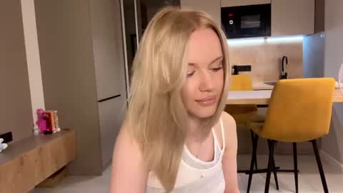 moonavellle_ online show from July 6, 9:17 pm