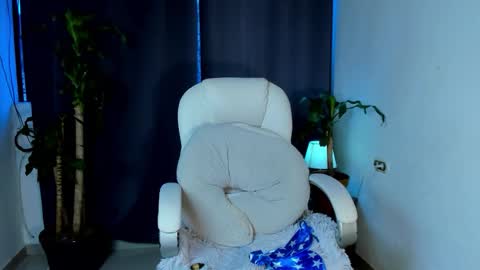 Snapshot of moonie_baddie31 chatting on October 8, 10:47 pm moonie_baddie31 online show from October 8, 10:47 pm