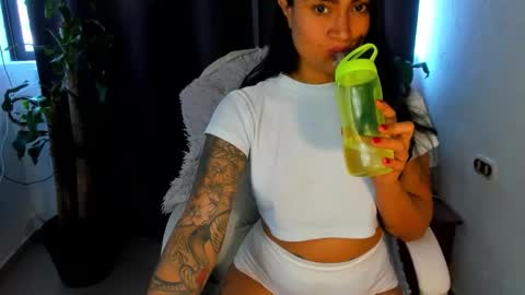 Snapshot of moonie_baddie31 chatting on September 28, 8:47 pm moonie_baddie31 online show from September 28, 8:47 pm