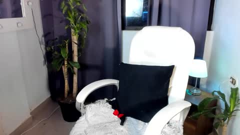Snapshot of moonie_baddie31 chatting on October 18, 12:46 am moonie_baddie31 online show from October 18, 12:46 am