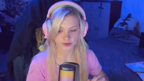 Snapshot of moonlight_mia chatting on October 18, 9:27 pm Mia   online show from October 18, 9:27 pm