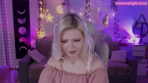 Snapshot of moonlight_mia chatting on March 8, 5:09 pm Mia   online show from March 8, 5:09 pm