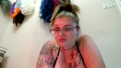 moonpulseraven online show from June 18, 4:58 am