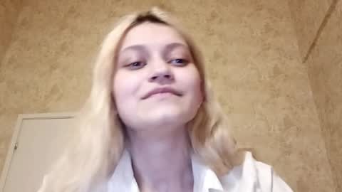 Eva is here now  help me get 50 thumbs up pls  online show from March 28, 6:40 pm