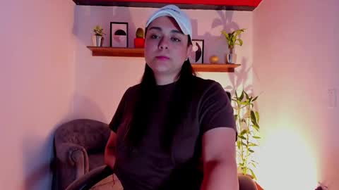 Snapshot of mrbuu_ chatting on February 11, 4:12 am Laura online show from February 11, 4:12 am