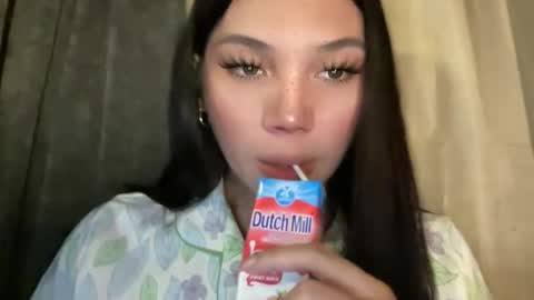 UR GIRL NEXTDOOR online show from January 19, 10:33 am