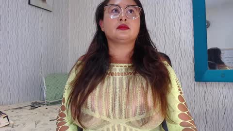 Snapshot of nadiawhite_ chatting on February 2, 10:13 am Nadia online show from February 2, 10:13 am