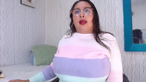 Snapshot of nadiawhite_ chatting on February 11, 7:05 pm Nadia online show from February 11, 7:05 pm