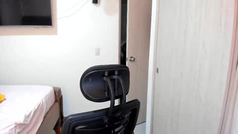 independent model online show from January 31, 11:47 pm