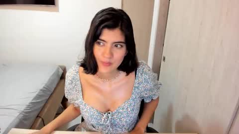 independent model online show from March 25, 7:06 pm