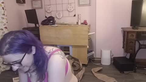Snapshot of nakedcrafts chatting on January 17, 5:42 am Lizzy online show from January 17, 5:42 am