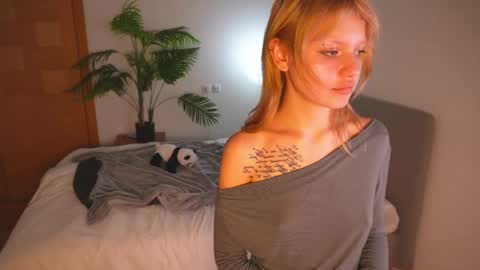 naomirosy online show from February 12, 9:49 pm