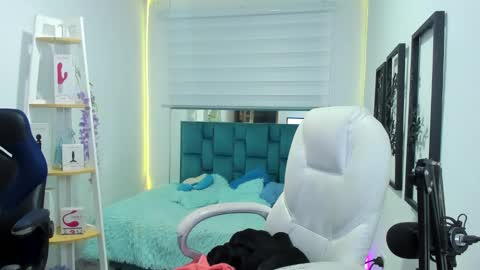 Snapshot of naomy777_ chatting on October 18, 11:17 pm naomy online show from October 18, 11:17 pm