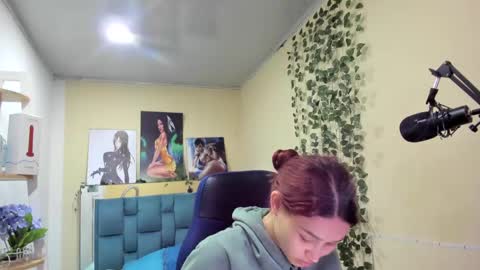 Snapshot of naomy777_ chatting on January 4, 7:34 pm naomy online show from January 4, 7:34 pm