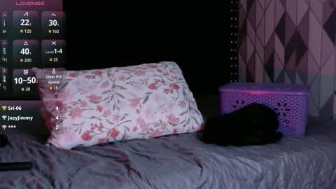 Snapshot of naturaltitss_ chatting on October 10, 7:52 pm Gwen online show from October 10, 7:52 pm