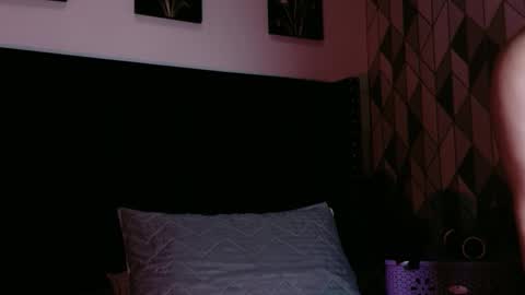 Snapshot of naturaltitss_ chatting on October 22, 7:19 pm Gwen online show from October 22, 7:19 pm