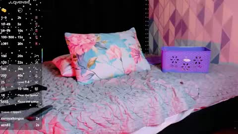 Snapshot of naturaltitss_ chatting on October 8, 7:40 pm Gwen online show from October 8, 7:40 pm
