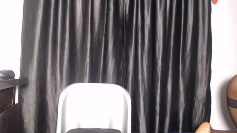 Snapshot of naughty_slimzy chatting on September 15, 7:16 am laura online show from September 15, 7:16 am