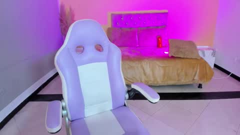 naugthy_brunette_ online show from December 22, 5:49 pm