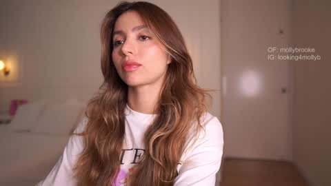 Snapshot of newmollybrooke chatting on September 22, 11:47 pm  all my links Here online show from September 22, 11:47 pm