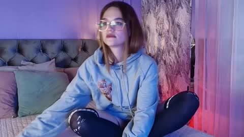 Nia online show from December 14, 4:40 am