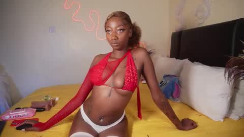 kikiNiaAria online show from January 19, 9:33 am