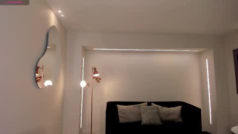 Call me Nia  online show from December 21, 8:02 pm