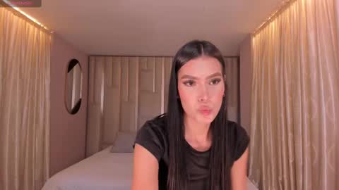 Snapshot of niasalvatore chatting on March 1, 7:15 pm Call me Nia online show from March 1, 7:15 pm