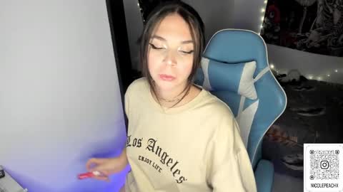 Nicol independent model online show from December 5, 9:28 pm