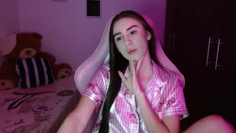 nicoll_28 online show from February 8, 3:43 am