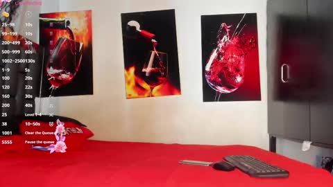 nicolle_hanks1 online show from September 30, 1:44 am