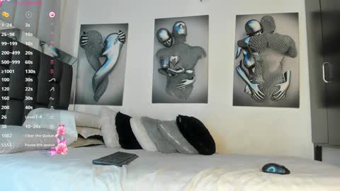 nicolle_hanks1 online show from December 14, 3:17 am