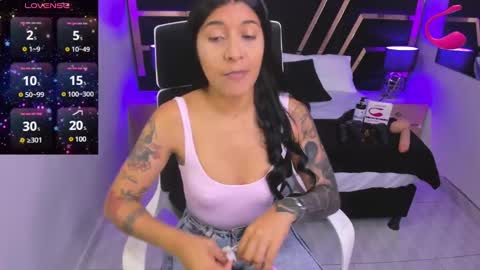 Snapshot of nikibryce_ chatting on December 7, 1:40 pm Niki online show from December 7, 1:40 pm