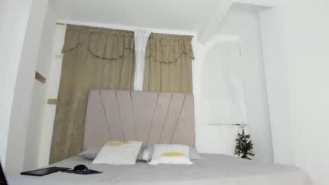 nina_keller_ online show from December 3, 11:29 pm