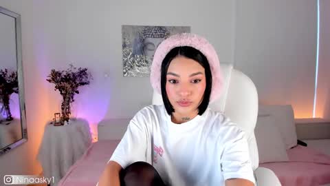 Snapshot of ninaa_sky chatting on February 19, 12:33 pm    online show from February 19, 12:33 pm